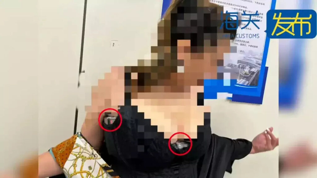 Donna cinese nasconde giochi Switch nel reggiseno